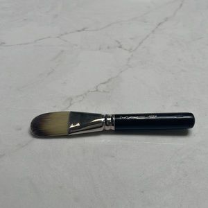 MAC 190SH Foundation Brush